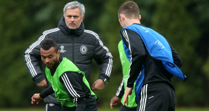 Sốc: Mourinho khuyên Hodgson loại Ashley Cole khỏi ĐT Anh