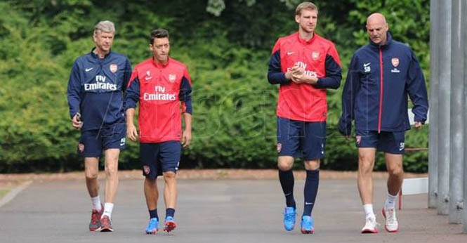 HLV Wenger cho Ozil trở về Đức nghỉ ngơi tìm cảm hứng