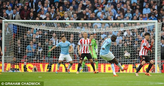 Yaya Toure 'vẽ cầu vồng' đẹp mê hồn ở Wembley