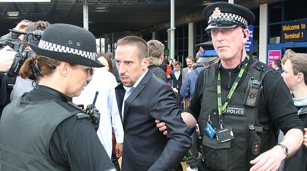 Ribery bị cảnh sát bắt khi đến Manchester?