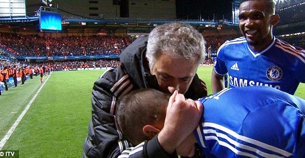 Jose Mourinho giải thích hành động lạ sau bàn thắng của Demba Ba