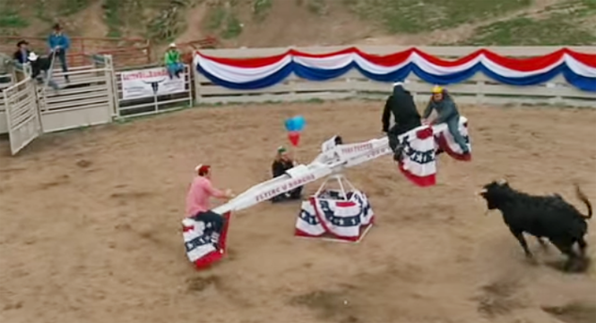 Video hài hước: Màn bập bênh trêu ngươi bò tót rất... tao  nhã