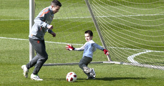 Tam đại gia Anh đều muốn sở hữu con trai của Van Persie