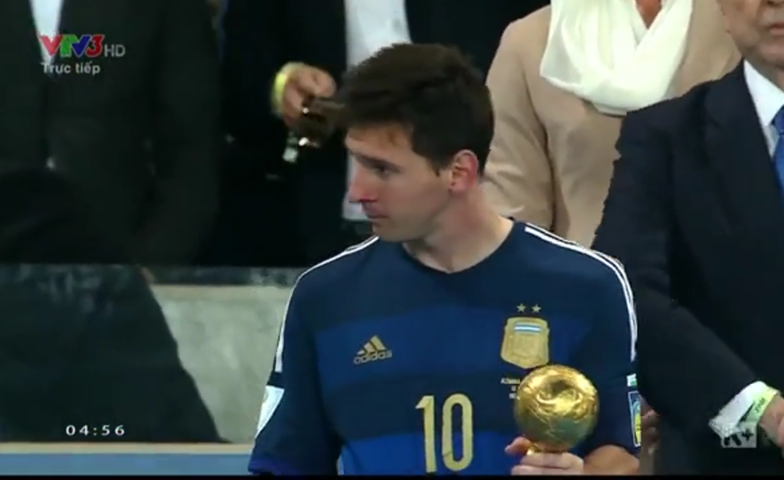 VIDEO: Messi buồn bã nhận Quả bóng vàng World Cup 2014