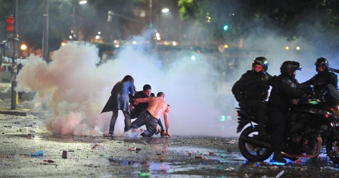 VIDEO: CĐV gây bạo loạn ở thủ đô Argentina sau trận chung kết World Cup