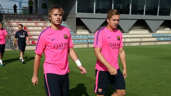 Barca tập luyện trong trang phục màu hồng