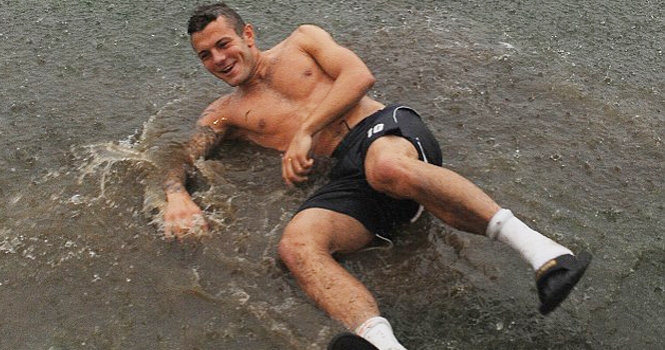 Cãi lời thầy, Jack Wilshere trần trùng trục tắm mưa