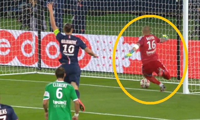 VIDEO: Thủ môn phản lưới khó tin trong chiến thắng 5 sao của PSG