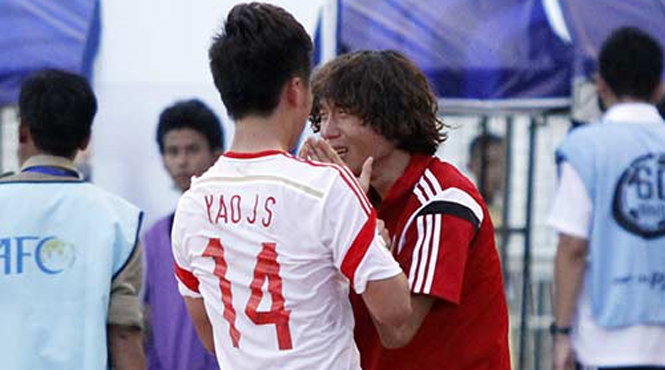 VIDEO: Cầu thủ Trung Quốc khóc nức nở sau trận hòa 'hú vía' với U19 Việt Nam