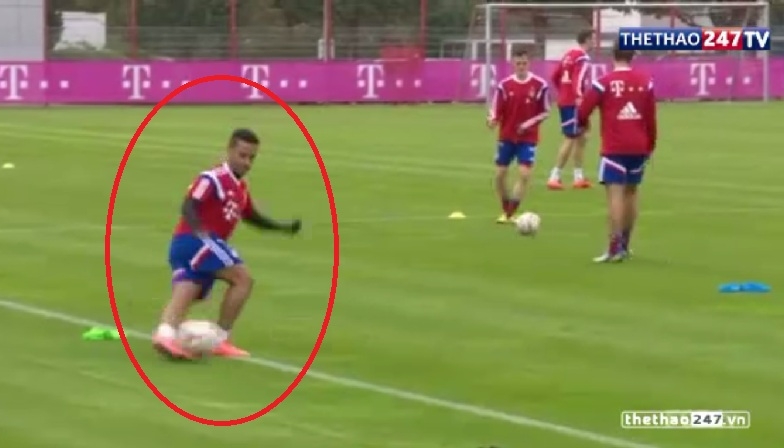 VIDEO: Sao trẻ Bayern khiến đồng đội 'lác mắt' với màn diễn xiếc với bóng