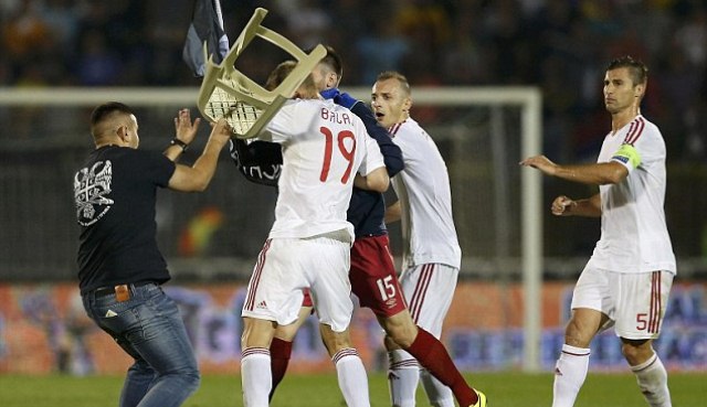 VIDEO: Cầu thủ đánh nhau vì xung đột sắc tộc tại vòng loại Euro 2016