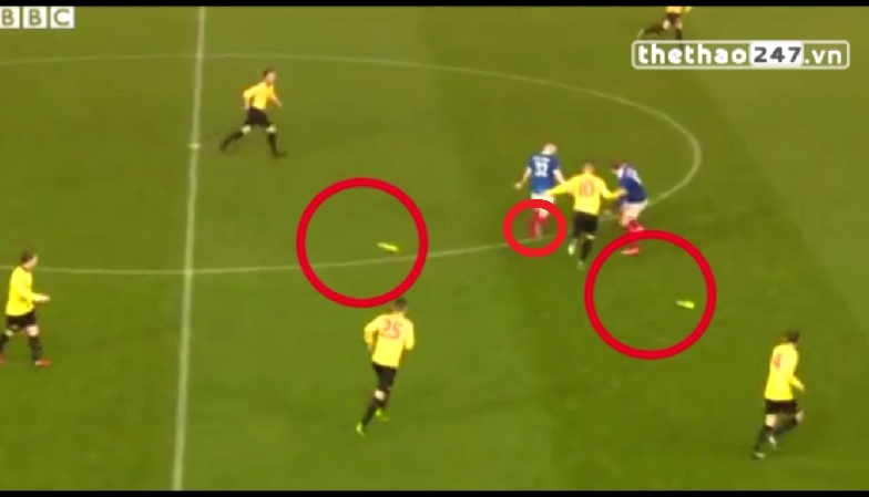 VIDEO: Đá bóng văng cả giày, cầu thủ vẫn kiến tạo thành bàn hoàn hảo