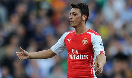 Ozil: Hết bị chấn thương, bị bồ bỏ đến lượt bị cha đẻ kiện