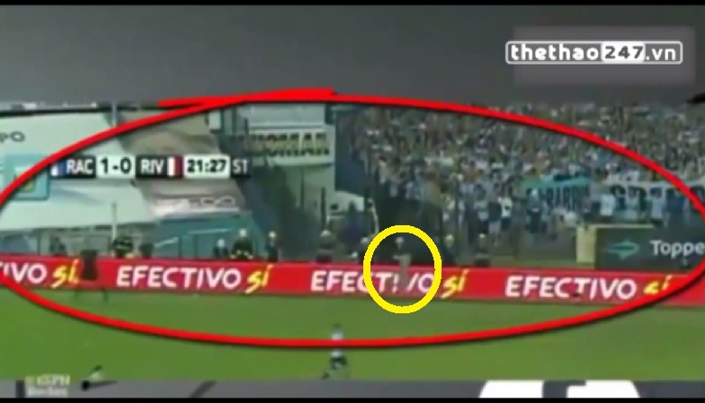 VIDEO: Bóng ma bất ngờ xuất hiện trong trận đấu của River Plate