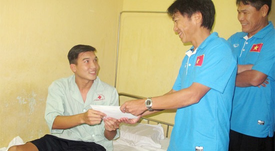 HLV Miura thăm và động viên Duy Khánh trước khi lên đường sang Malaysia