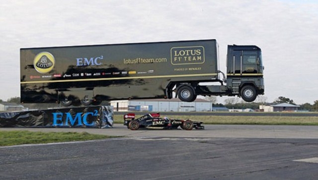 VIDEO: Khó tin pha lách qua gầm xe container của xe đua F1