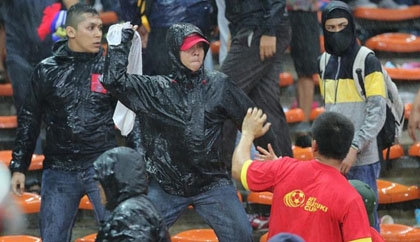 Án phạt đầu tiên dành cho CĐV Malaysia đánh CĐV Việt Nam
