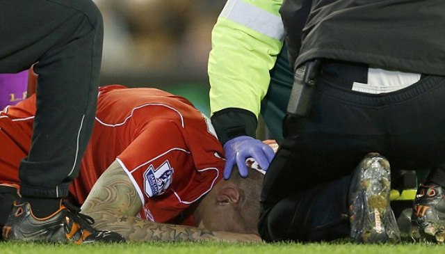 VIDEO: Skrtel đổ máu sau tình huống va chạm kinh hoàng với Giroud