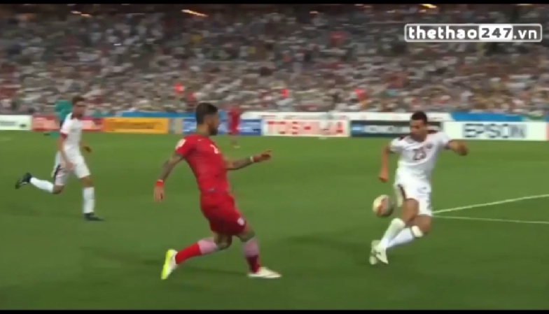 VIDEO: Màn tái hiện pha chạm bóng 'thần thánh' của huyền thoại Denis Bergkamp