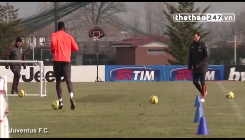 VIDEO: Paul Pogba thua ông thầy Allegri trong cuộc thi sút gôn tôm