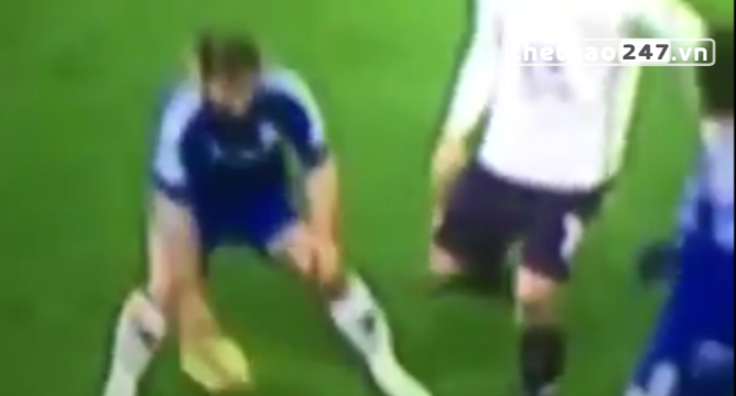 VIDEO: Ivanovic tẽn tò vì bị cầu thủ Everton xâu kim