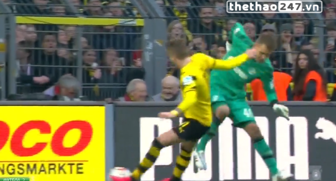 VIDEO: Sai lầm ngớ ngẩn của thủ thành Schalke khi đối đầu với Marco Reus