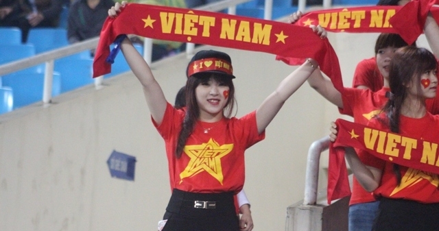 Fan nữ xinh đẹp đội mưa đến sân tiếp sức cho ĐT U23 Việt Nam
