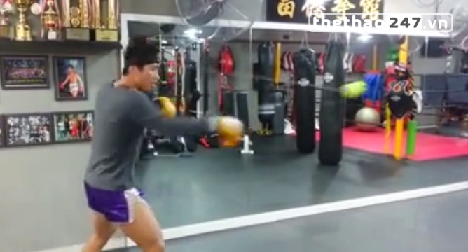 Video võ thuật: Bài tập đấm chính xác kỳ dị của võ sĩ kick-boxing