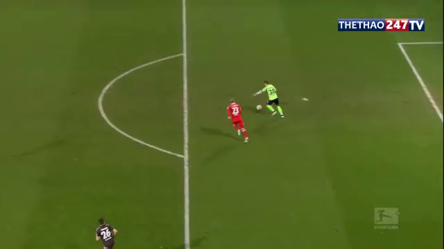 VIDEO: Pha trượt ngã tai hại khi phát bóng của thủ môn giải Đức
