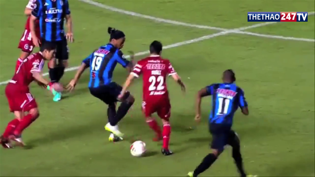 VIDEO: Ronaldinho đánh gót xâu kim đối thủ ở giải VĐQG Mexico