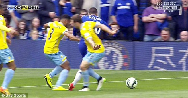 VIDEO: Eden Hazard ghi bàn thắng đầy tranh cãi từ chấm 11m