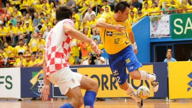 VIDEO: Falcao ghi bàn thắng không tưởng trên sân futsal