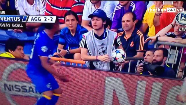 VIDEO: Patrice Evra bị cậu bé nhặt bóng 'chơi khăm'