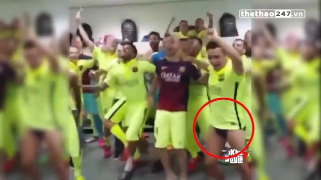 VIDEO: Màn ăn mừng hài hước của Xavi trong phòng thay đồ