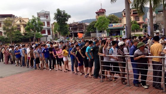 CĐV Quảng Ninh xếp hàng dài mua vé xem U23 Việt Nam đấu Myanmar
