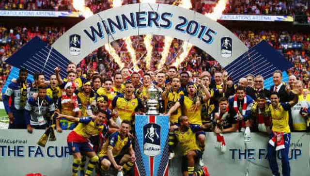 VIDEO: Các cầu thủ Arsenal nhận Cup vô địch FA Cup lần thứ 12