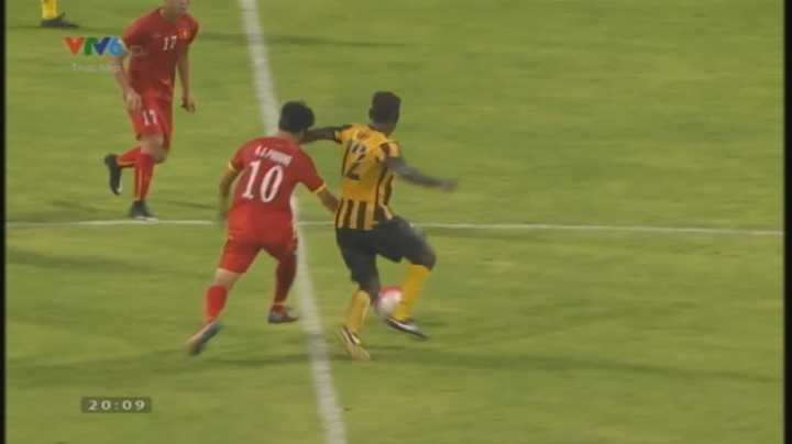 Video SEA Games 28: Tình huống Công Phượng bị đánh nguội bằng cùi chỏ