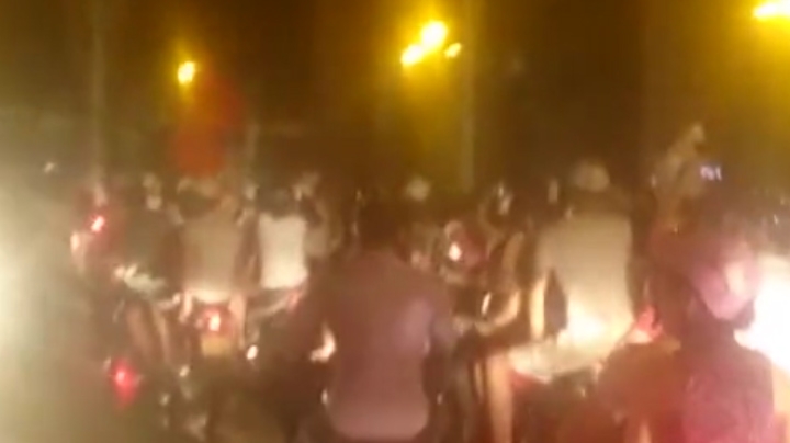 VIDEO: CĐV tại Hà Nội đổ ra đường ăn mừng chiến thắng của đội tuyển U23 Việt Nam