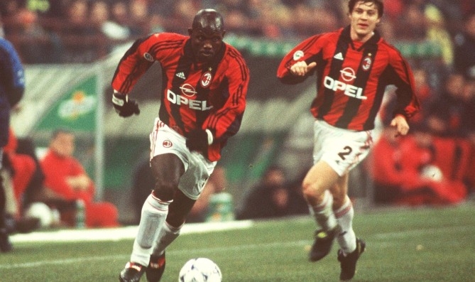 VIDEO: Pha solo không tưởng của huyền thoại bóng đá AC Milan