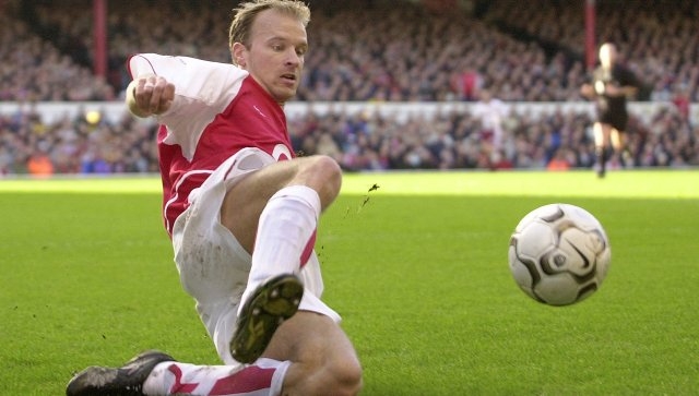 VIDEO: Khả năng săn bàn siêu hạng của huyền thoại Dennis Bergkamp