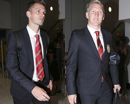 Dàn tân binh đắt giá của Man Utd bảnh bao tại sân bay