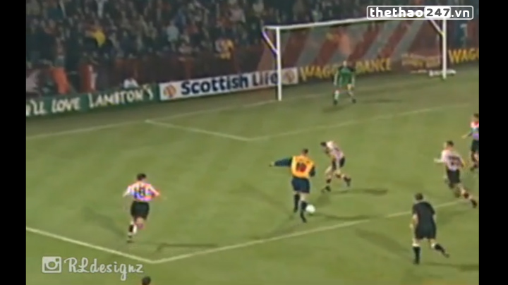 VIDEO: Pha solo ghi bàn khiến hàng hậu vệ sững sờ của Dennis Bergkamp