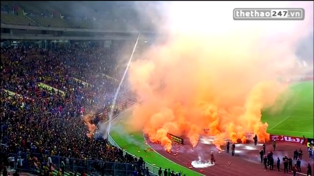 VIDEO: Hooligans làm gián đoạn trận đấu giữa Malaysia và Saudi Arabia