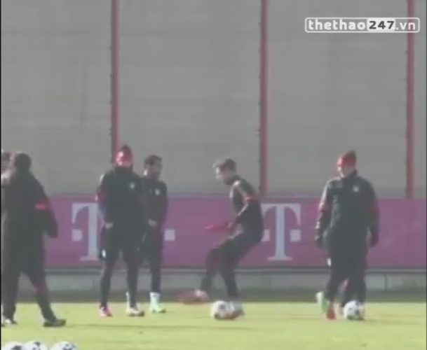 VIDEO: Muller bắt chước điệu bộ đi bóng của Ronaldo trên sân tập