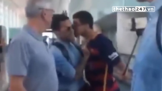 VIDEO: Dani Alves bất ngờ bị CĐV nam cưỡng hôn