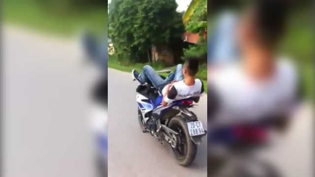 VIDEO: Thanh niên nằm ngửa, lái xe máy bằng 2 chân ở Thái Nguyên