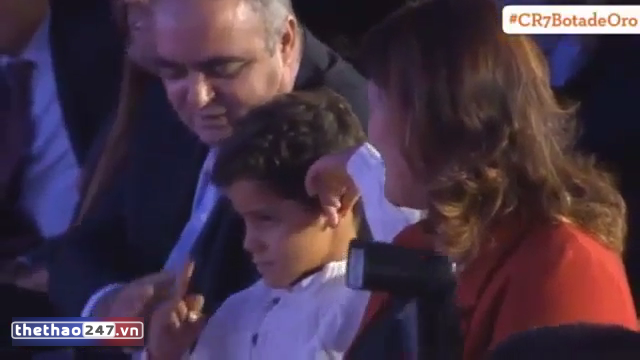VIDEO: Con trai giơ 'ngón tay thối' khi Ronaldo đứng phát biểu