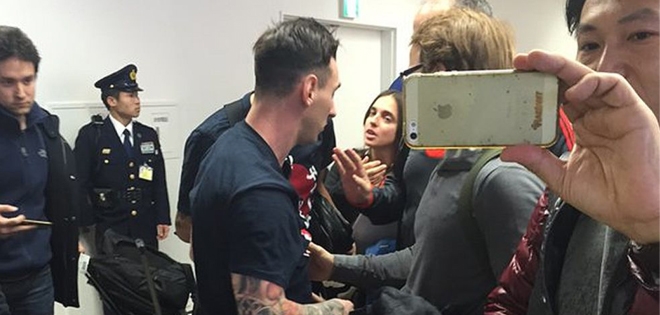 Messi bị fan River Plate mắng té tát tại sân bay