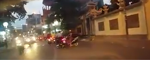 Đi chậm và chú ý quan sát