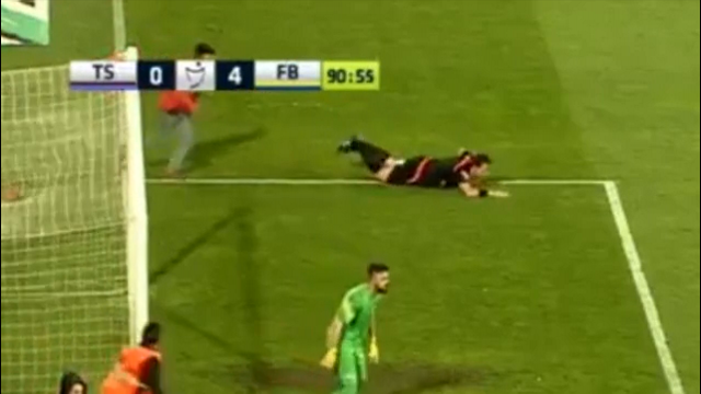 VIDEO: CĐV lao vào sân hành hung trọng tài ở Thổ Nhĩ Kỳ
